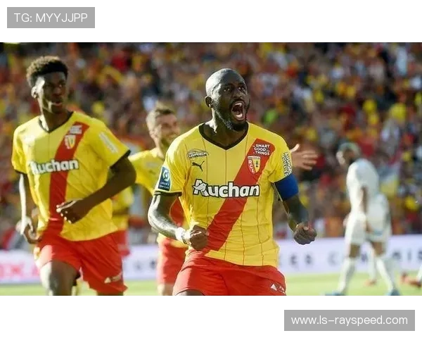 法甲俱乐部门票收入增长，朗斯主场场均上座率超95%。